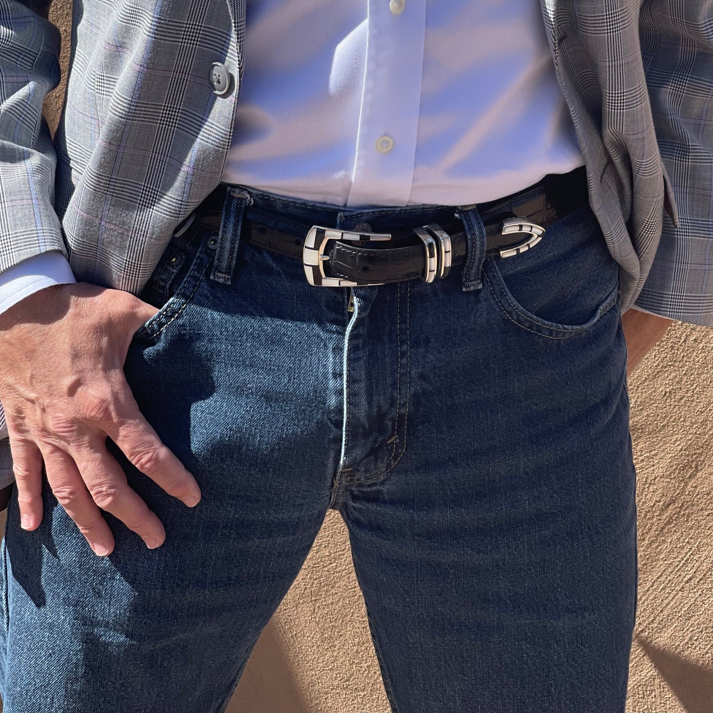 Waist view of a man wearing a 509 buckle set.