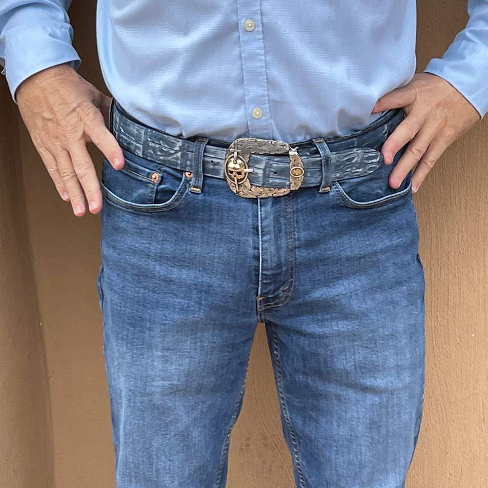 Waist view man wearing Skull harness belt buckle.